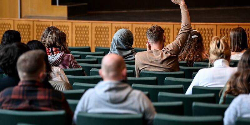  Immer weniger Studierende entscheiden sich für ein Studium der Geisteswissenschaften. (Symbolfoto) - Foto: Britta Pedersen/dpa-Zentralbild/dpa