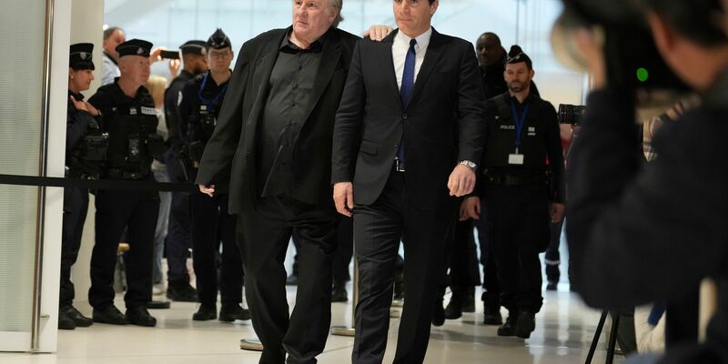 Am heutigen Prozesstag dürfte Depardieu sich selbst zu Wort melden. - Foto: Aurelien Morissard/AP/dpa