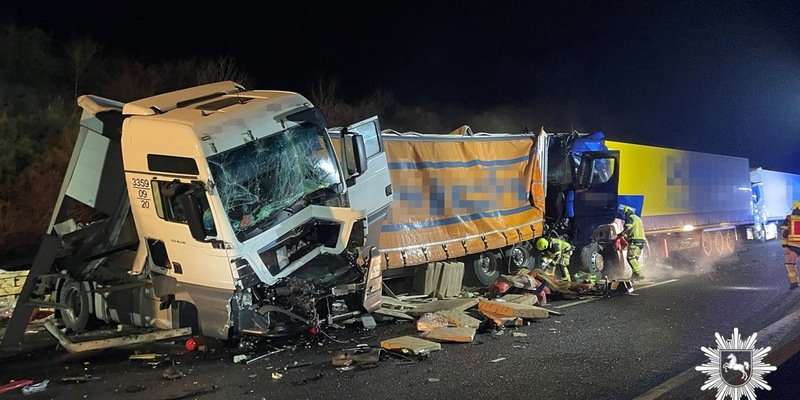 POL-GÖ: (104/2025) Unfall mit vier beteiligten Sattelzügen - A7 zwischen Göttingen-Nord und Göttingen in Fahrtrichtung Süden aktuell nur einspurig befahrbar - Foto: presseportal.de