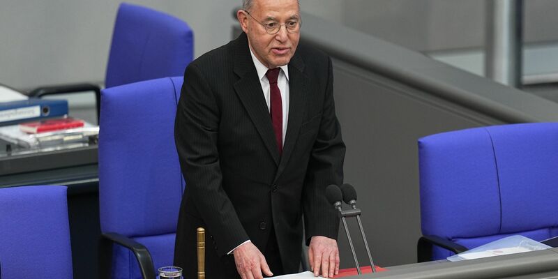 Seinen ersten Truppenbesuch macht der neue Kanzler zusammen mit seinem Verteidigungsminister. - Foto: Michael Kappeler/dpa