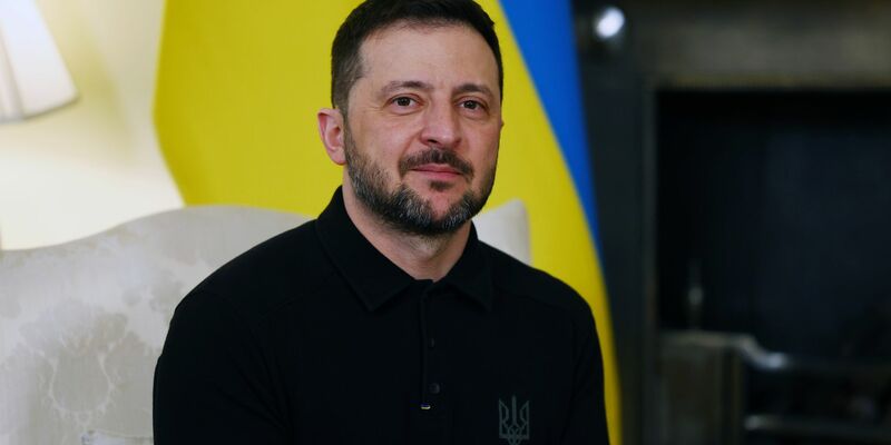 Der ukrainische Präsident Wolodymyr Selenskyj hat Moskaus Kritik auf sich gezogen, weil er sich vor einem Bild mit einem brennenden Kreml fotografieren ließ. (Archivbild) - Foto: Peter Nicholls/PA Wire/dpa