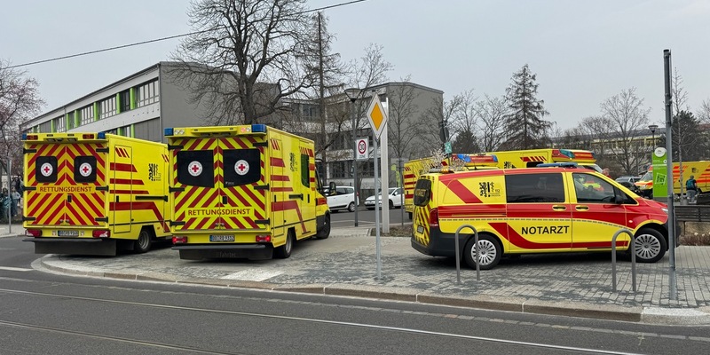 FW Dresden: ABC-Einsatz in einem Beruflichen Schulzentrum - Foto: presseportal.de