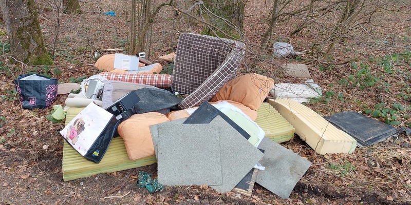 POL-UL: (BC) Attenweiler - Unerlaubte Müllentsorgung im Wald / Ein Zeuge fand am Montag illegal entsorgten Haus- und Sperrmüll bei Attenweiler. - Foto: presseportal.de