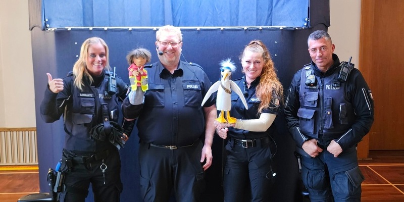 POL-HL: Lübeck - Innenstadt / Polizei-Handpuppenbühne begeistert Kita-Kinder im Rathaus - Foto: presseportal.de