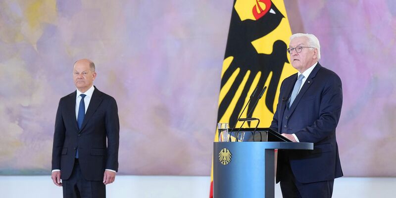 Scholz erhält Entlassungsurkunde.  - Foto: Michael Kappeler/dpa