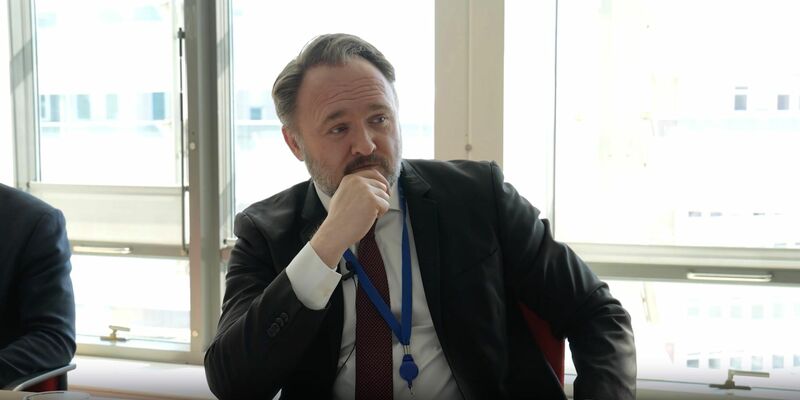 EU-Kommissar Dan Jørgensen macht sich Sorgen über Energie-Abhängigkeiten Europas. (Archivbild) - Foto: Mirko Paradiso/European Newsroom/dpa