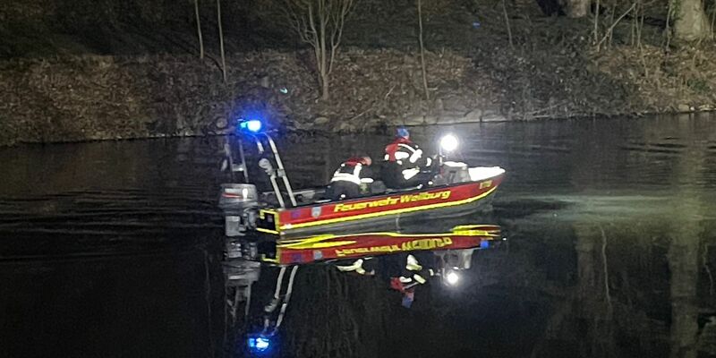 Der Sechsjährige wurde auch nach Einbruch der Dunkelheit weiter gesucht.  - Foto: Mike Seeboth/dpa