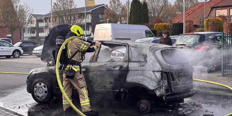 FW Gronau: Brand eines Fahrzeugs in einer Werkstatt und ein arbeitsreicher Tag für die Feuerwehr - Foto: presseportal.de