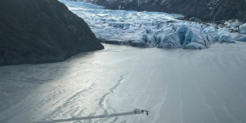 Das Kleinflugzeug stürzte auf einen zugefrorenen See und versank halb im Wasser. - Foto: -/Alaska National Guard via AP/dpa