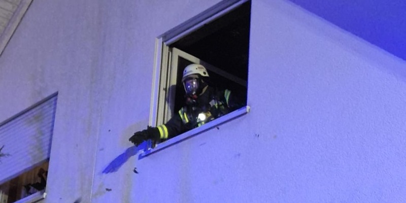 FW Ense: Zimmerbrand in Ense-Bremen / Feuerwehr mit 2 Löschzügen im Einsatz - Foto: presseportal.de