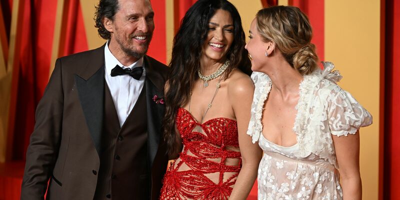 Camila Alves McConaughey und Matthew McConaughey - hier mit Jennifer Lawrence - haben drei gemeinsame Kinder. (Archivbild) - Foto: Doug Peters/PA Wire/dpa