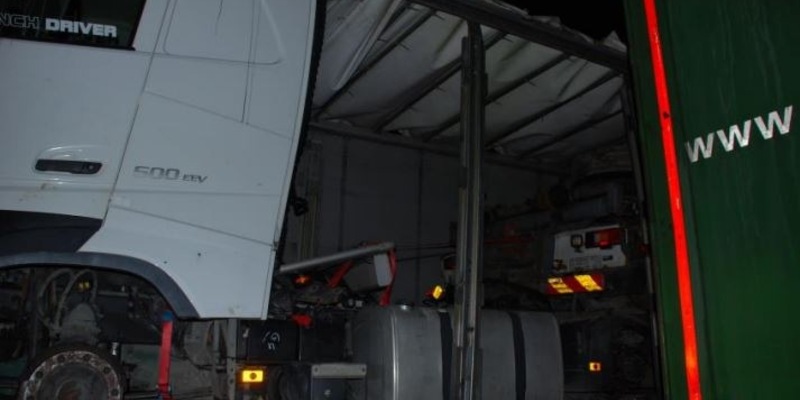 POL-OS: Osnabrück/Bramsche: Polizei zieht rollende Zeitbombe aus dem Verkehr - Schwertransport mit gravierenden Mängeln gestoppt (FOTO) - Foto: presseportal.de