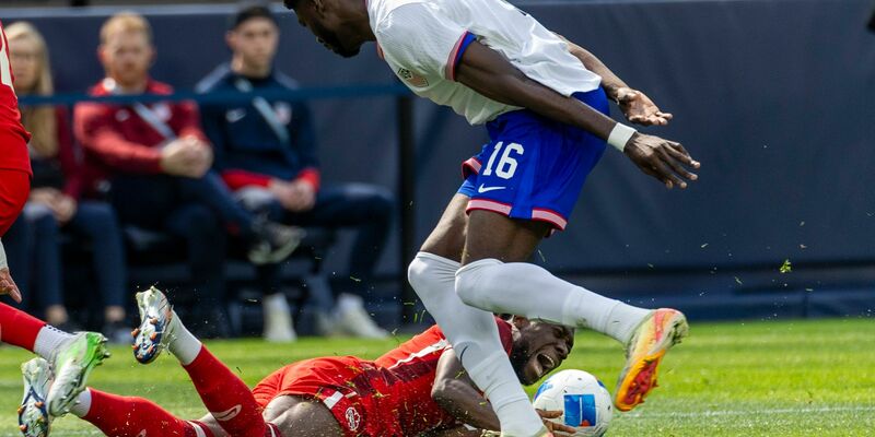 Alphonso Davies (unten) verletzte sich im Länderspiel gegen die USA. - Foto: Ringo Chiu/ZUMA Press Wire/dpa