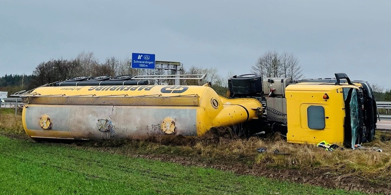 POL-HK: Bispingen/A 7: Unfall mit Sattelzug führt zu stundenlanger Vollsperrung der A 7 - Foto: presseportal.de