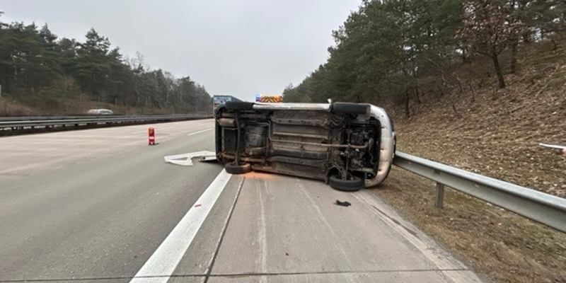 POL-HK: Soltau/A 7: Auto überschlägt sich (FOTO); Schneverdingen: Einbruch in Sanitärfirma; Munster: Eingangstür beschädigt - Foto: presseportal.de