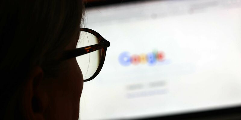 Die Google-Suche wird künftig bei bestimmten Anfragen eine «Übersicht mit KI» als Antwort liefern. (Archivbild) - Foto: Karl-Josef Hildenbrand/dpa/dpa-tmn