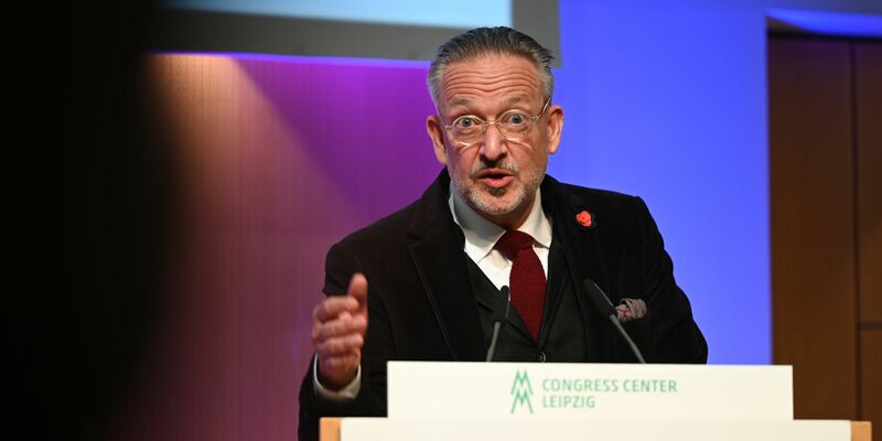 Der Börsenverein sieht den Buchmarkt in schwierigen Zeiten. - Foto: Elisa Schu/dpa