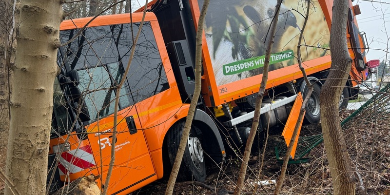 FW Dresden: Müllfahrzeug rollt unkontrolliert eine Böschung hinab - keine Verletzten - Foto: presseportal.de