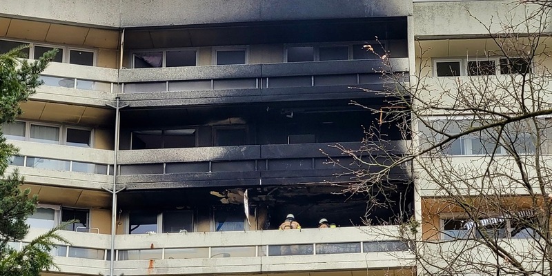 FW-GL: Feuerwehr rettet zwei Kinder bei Hochhausbrand im Stadtteil Gronau - Eine Person schwer und fünf leicht verletzt. 55 betroffene Personen betreut - Foto: presseportal.de