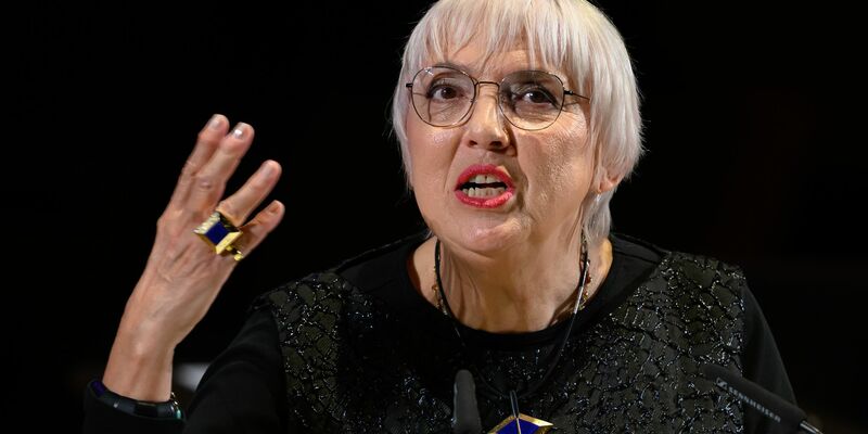 Der belarussische Autor Alherd Bacharewitsch wird zur Buchmesse-Eröffnung geehrt. - Foto: Hendrik Schmidt/dpa