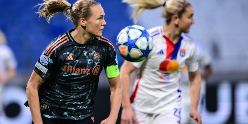 Lindsey Heaps (r.) von Olympique Lyon gegen Magdalena Eriksson von den Bayern. - Foto: Olivier Chassignole/AFP/dpa