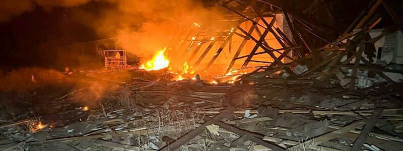 In der Großstadt Charkiw wurden nach Angaben örtlicher Behörden mehr als 50 Menschen bei russischen Angriffen verletzt.  - Foto: Uncredited/Ukrainian Emergency Service/AP/dpa