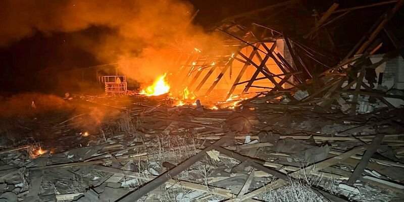 Immer wieder beschießt Russland nachts die ukrainische Großstadt Charkiw nahe der Grenze (Archivbild) - Foto: Uncredited/Ukrainian Emergency Service/AP/dpa