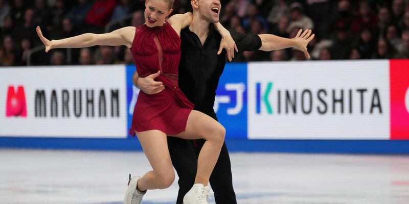 Minerva Hase und Nikita Wolodin liegen bei der Eiskunstlauf-WM in Boston nach dem Kurzprogramm auf Rang drei. - Foto: Charles Krupa/AP/dpa