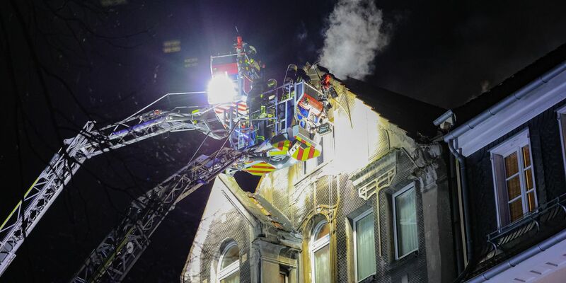 Zwei Menschen starben bei einem Brand in Leverkusen. - Foto: Gianni Gattus/dpa
