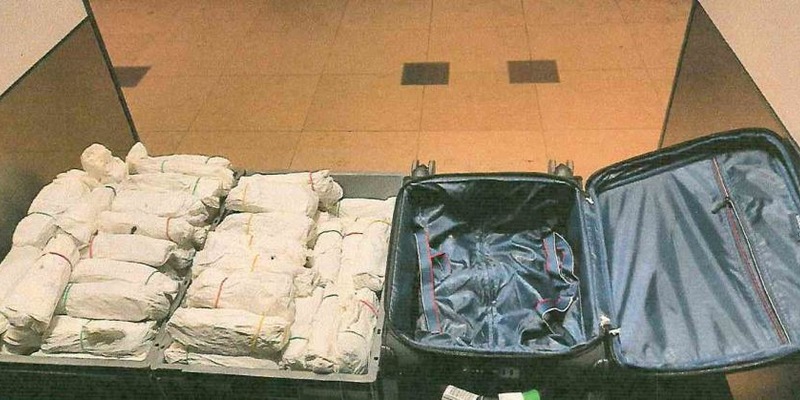 HZA-P: Herrenloser Koffer am Flughafen BER beschäftigt den Zoll /Grund dafür ist der Inhalt: 20 Kilogramm Kathblätter zu 89 Bündeln gewickelt - Foto: presseportal.de