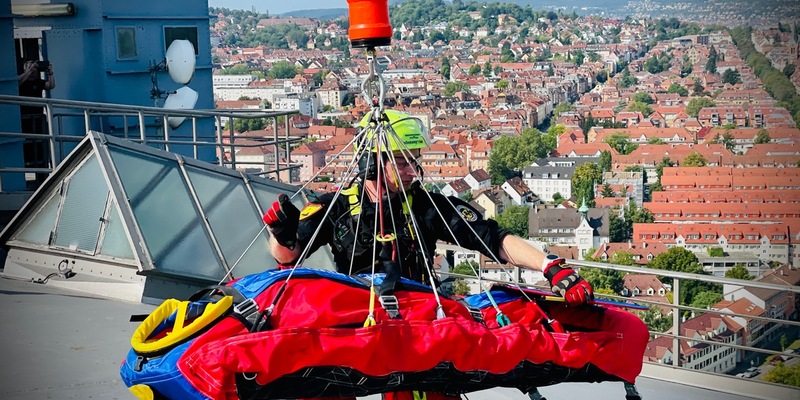 FW Stuttgart: Aktuelle Übung: Polizeihubschrauberstaffel und Höhenretter der Berufsfeuerwehr Stuttgart üben am Steinbruch Erkenbrechtsweiler - Foto: presseportal.de