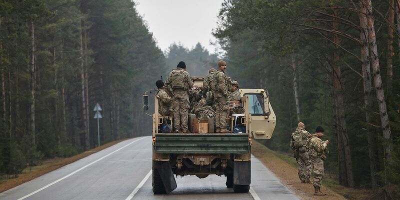 Laut Litauens Armeechef Vaiksnoras ist die Such- und Bergungsaktion technisch sehr komplex und findet in einem Sumpfgebiet statt, das noch trockengelegt wird.  - Foto: Mindaugas Kulbis/AP/dpa