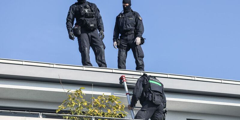 Mehr als 30 Wohn- und Gewerbeobjekte haben Einsatzkräfte im Kampf gegen organisierte Kriminalität in mehreren europäischen Ländern durchsucht. - Foto: Oliver Berg/dpa