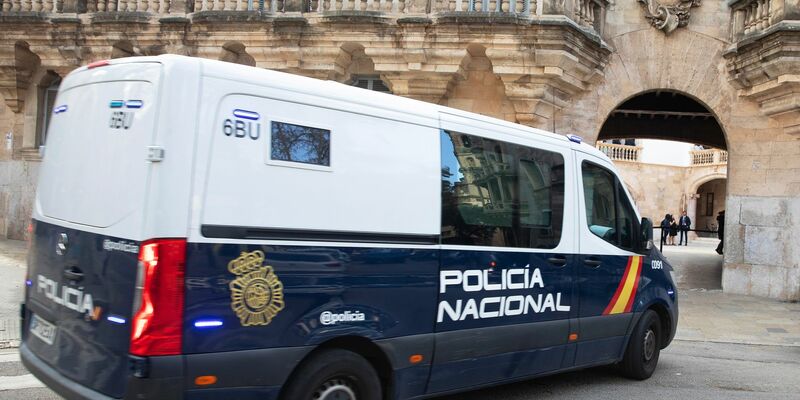 Ein Deutscher hat sich auf Mallorca in einem Prozess um die Ermordung eines Landsmanns für schuldig bekannt. Er wurde zu 18 Jahren Gefängnis und zur Zahlung einer Entschädigung in Höhe von 500.000 Euro an die Familie des Opfers verurteilt.  - Foto: Clara Margais/dpa