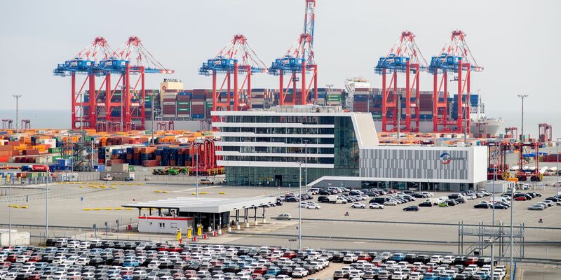 Zölle machen Autos aus Deutschland in den USA deutlich teurer.  - Foto: Hauke-Christian Dittrich/dpa