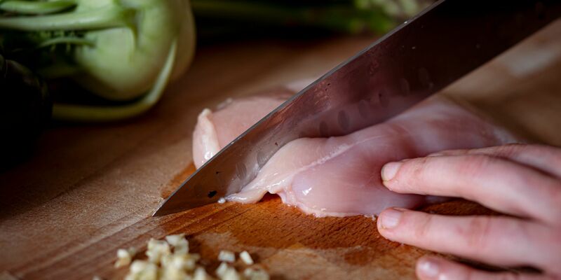 Geflügelfleisch wurde laut BZL 2024 günstiger angeboten als im Vorjahr. - Foto: Fabian Sommer/dpa