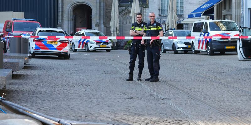 Zahlreiche Rettungskräfte eilten zum Ort des Geschehens. - Foto: Peter Dejong/AP/dpa