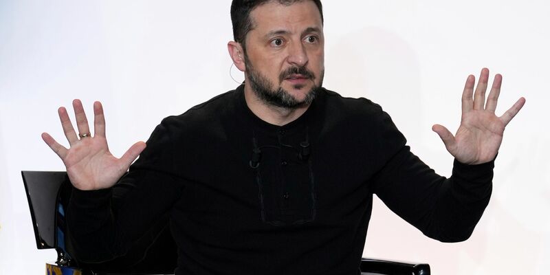 Der ukrainische Präsident Selenskyj wirft Russland einen Verstoß gegen die Abmachung zum Verzicht auf Schläge gegen Energieanlagen vor.  - Foto: Aurelien Morissard/AP/dpa