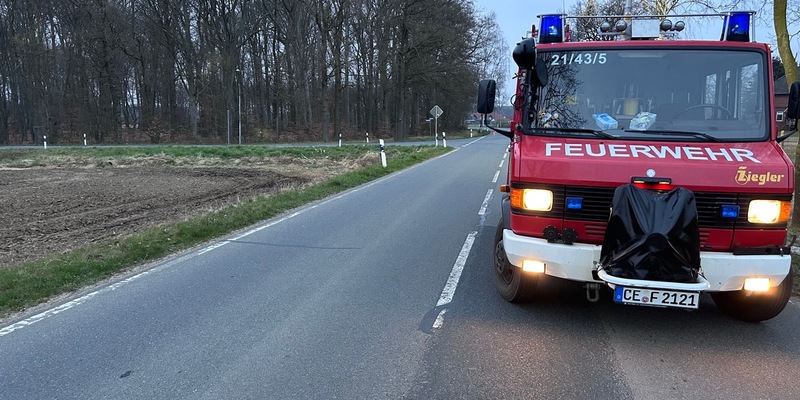 FW Flotwedel: Feuerwehr sichert Kreuzungsbereich wegen Ölspur - Foto: presseportal.de