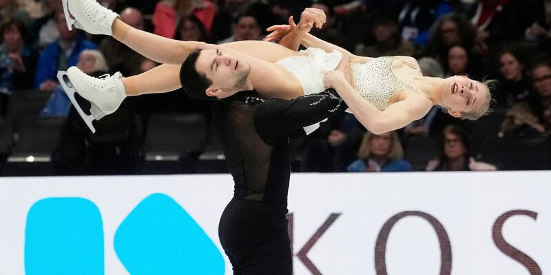 Nikita Wolodin (l) und Minerva Hase stellen bei der Eiskunstlauf-WM eine persönliche Bestleistung auf. - Foto: Charles Krupa/AP/dpa