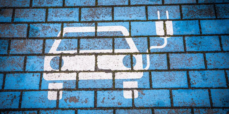 Dieser Parkplatz für ein Elektroauto, das seinen Akku auflädt, ist leer. (Symbolbild) - Foto: Jens Büttner/dpa