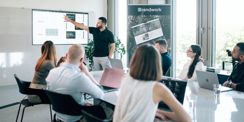 Die digitale Lücke im Mittelstand: Artur Gilbert von der Brandwork Branding & Marketing GmbH verrät, warum 2025 über Erfolg oder Stagnation entscheidet - Foto: presseportal.de