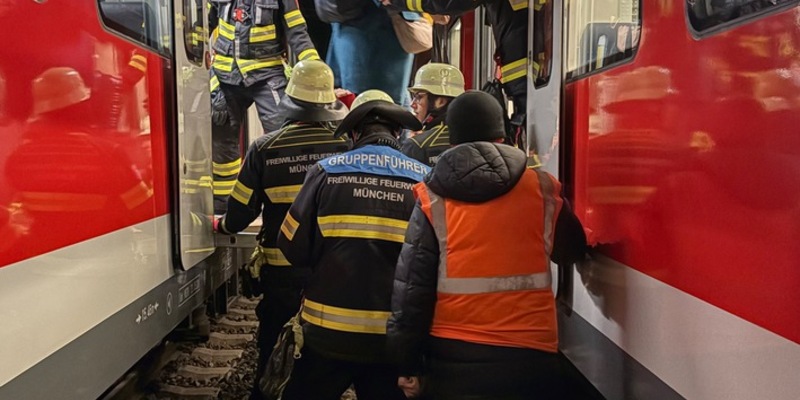 FW-M: S-Bahngästen beim Umstieg geholfen (Englschalking) - Foto: presseportal.de