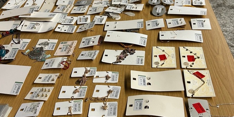 HZA-RO: Traunsteiner ZOLL stoppt Schmuggel von knapp 600 Modeschmuckstücken bei Reisender aus der Schweiz - Foto: presseportal.de