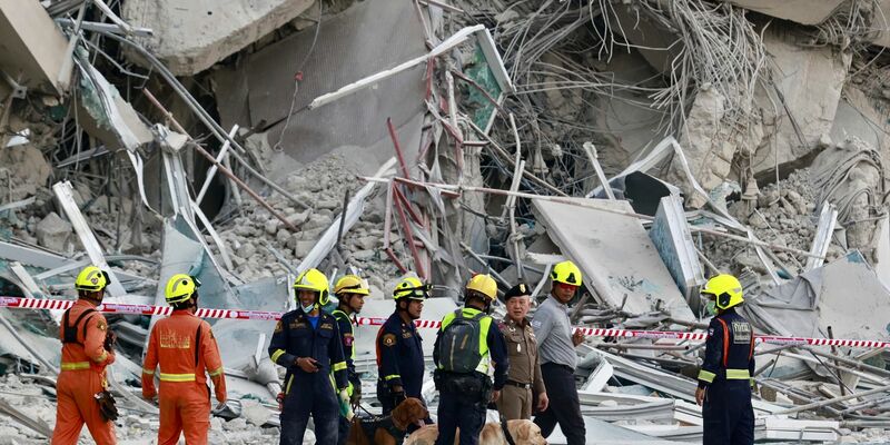 Rettungskräfte suchen in Trümmern eines Hochhauses weiter nach Überlebenden.  - Foto: Wason Wanichakorn/AP/dpa