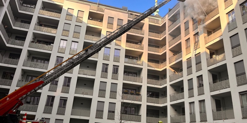 FW Dresden: Balkonbrand & Verkehrsunfall - Foto: presseportal.de
