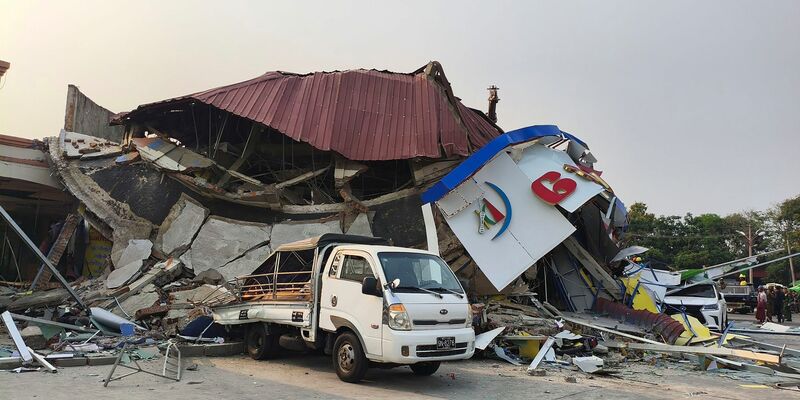 In Myanmar richtete ein tödliches Erdbeben schwere Schäden an der Infrastruktur an.  - Foto: Uncredited/The Myanmar Military True News Information Team/AP/dpa
