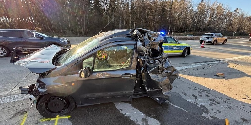 API-TH: Sattelzug kollidiert mit Pannen Pkw auf Standstreifen auf der Autobahn 9 bei Eisenberg! - Foto: presseportal.de