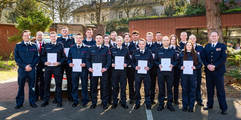 FW-MH: Abschluss erster Notfallsanitäterklasse an Rettungsdienstschule - Urkunden feierlich übergeben - Foto: presseportal.de