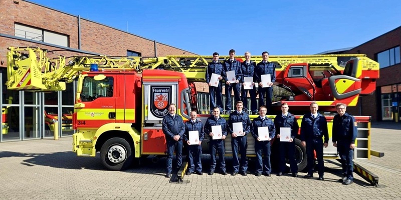 FW Ratingen: Ein neuer Meilenstein für unser Team: Die Beförderung unserer Brandmeisteranwärter - Foto: presseportal.de